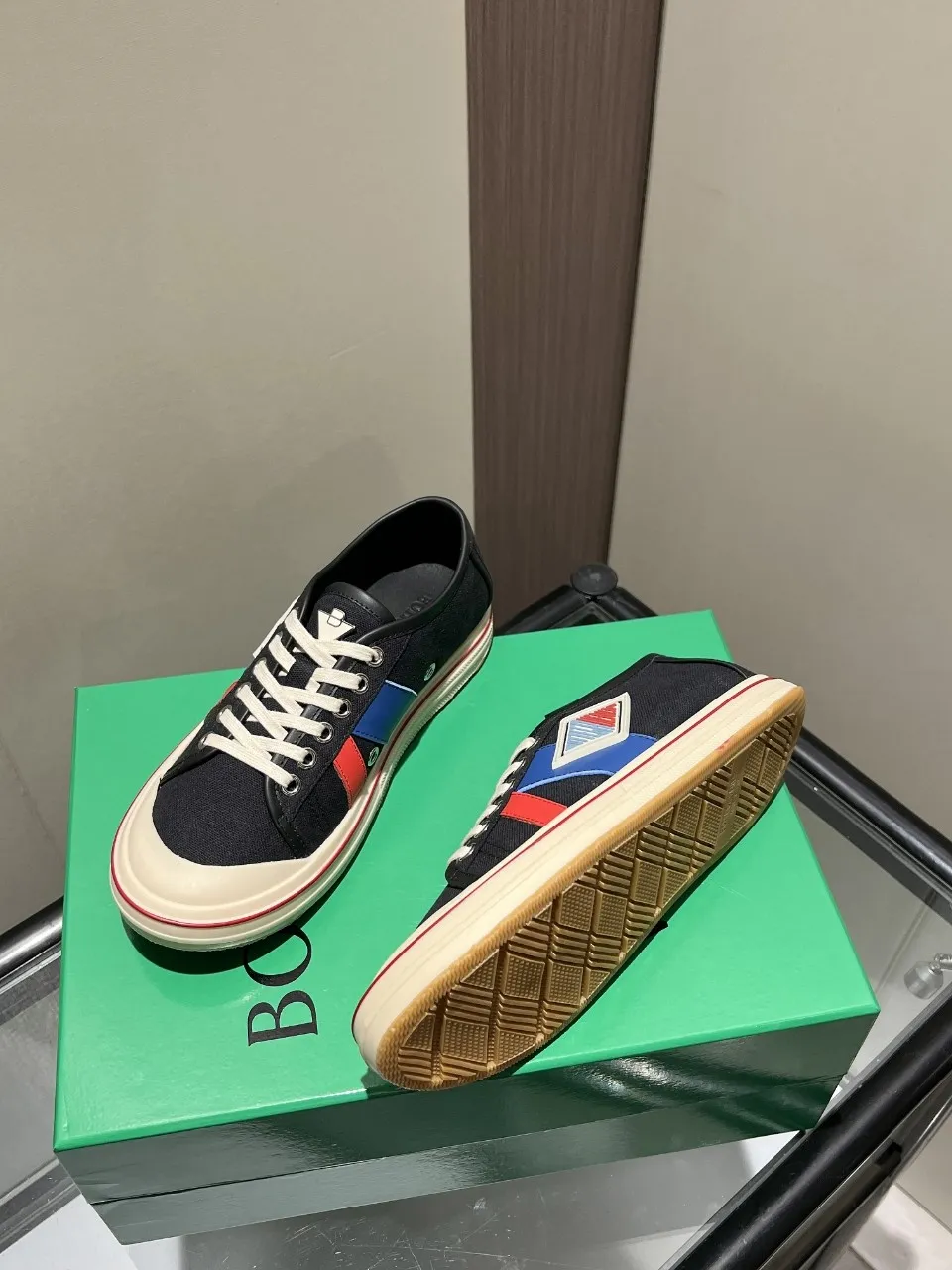 p518🐮🐮Bottega Veneta BV's latest Eliot series, retro basketball shoes, casual sports canvas shoes, become gods when they are launched! [Celebration] [Celebration] A 1:1 copy of the original version, [Fireworks] original material, [Fireworks] original color system, inspired by retro basketball sneakers, the color combination highlights youthful vitality, and perfectly interprets the theme of youth and childlike innocence. The details are also very particular. The summer canvas brings excellent durability and comfort. Designs such as calfskin trim, rubber toe caps and hand-painted retro red lines are full of retro feel. The round toe and convex sole add a modern feel and are suitable for various styles. Easily create a fashionable atmosphere. The upper foot is the focus...can be worn as a couple's shoes...each shoe has more taste and attitude! Fabric: Original customized high-density canvas + cowhide Lining: Original customized breathable canvas Insole: movable latex cowhide insole. Sole: original molded non-slip and wear-resistant TPU material. Sole thickness: 3cm. Size: women's size 35#-40#, men's size 39#-45#.